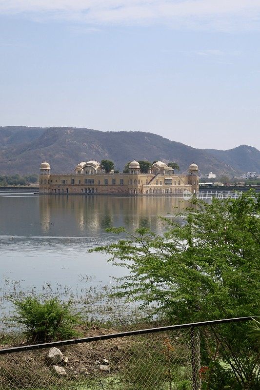 印度北部拉贾斯坦邦斋浦尔曼萨加尔湖中部的Jal Mahal(水宫)